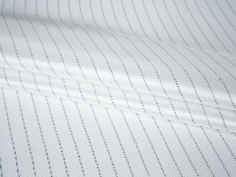 ポリエステルは糸染色された袖の裏地生地を吸収します